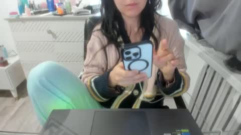 Snapshot of angel_lee__ chatting on 01/05/25, 03:43 angel_lee__ online show from 01/05/25, 03:43