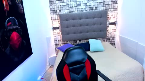 Snapshot of angel_silverr chatting on 12/17/25, 09:21 Angel Silver online show from 12/17/25, 09:21