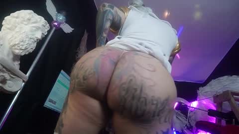 angelacianuro_ online show from 10/17/25, 02:37