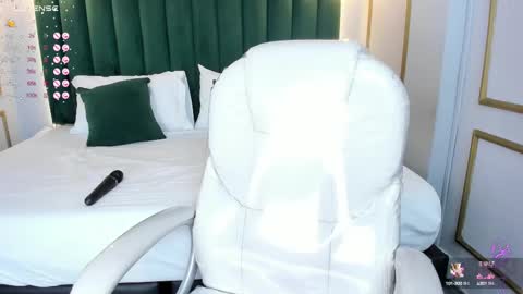 Snapshot of angelaluxi chatting on 02/19/25, 05:49 Angela online show from 02/19/25, 05:49