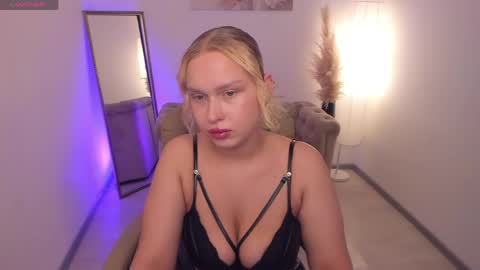 Snapshot of angelic_coy chatting on 05/20/26, 11:05 Angelic beauty online show from 05/20/26, 11:05