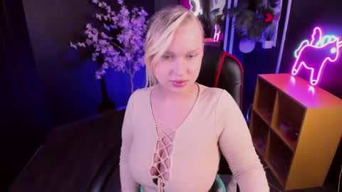 Snapshot of angelic_coy chatting on 05/26/26, 10:33 Angelic beauty online show from 05/26/26, 10:33