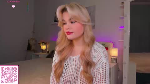 Snapshot of angelic_pricess chatting on 01/19/26, 01:09 Emma online show from 01/19/26, 01:09