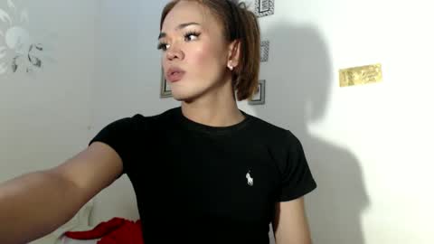Snapshot of angelic_slutxx chatting on 12/11/24, 10:58 Yhanna online show from 12/11/24, 10:58