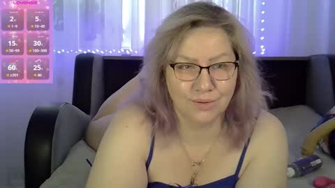 Snapshot of angelinaglam chatting on 10/12/25, 10:58 AngelinaGlam online show from 10/12/25, 10:58