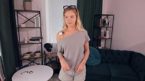 Snapshot of angelinahass chatting on 05/22/26, 08:53 Alice WOW online show from 05/22/26, 08:53