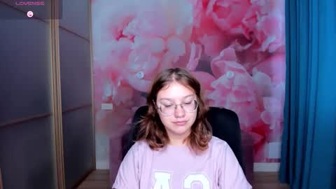 Snapshot of angelinalow chatting on 11/03/25, 12:28 AngelinaLow online show from 11/03/25, 12:28