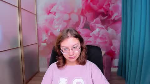 Snapshot of angelinalow chatting on 11/06/25, 12:28 AngelinaLow online show from 11/06/25, 12:28