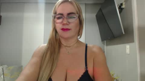 angelinna_12 online show from 09/28/25, 06:30