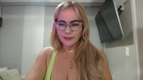 angelinna_12 online show from 10/22/25, 04:46