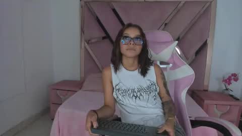 angell_petite01 online show from 06/02/26, 10:45