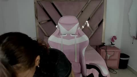 angell_petite01 online show from 06/04/26, 09:32