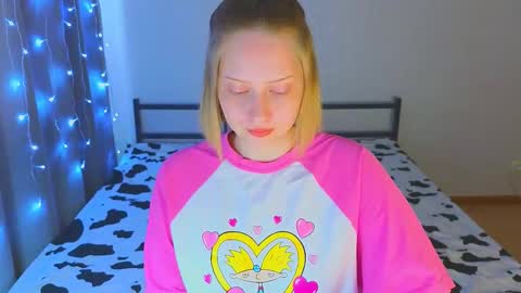 Snapshot of angellisss chatting on 11/19/25, 06:02 Cutie online show from 11/19/25, 06:02