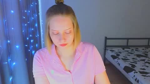 Snapshot of angellisss chatting on 11/29/25, 05:43 Cutie online show from 11/29/25, 05:43