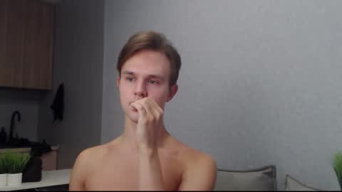 Snapshot of angelraaay chatting on 10/19/25, 08:37 Angel online show from 10/19/25, 08:37