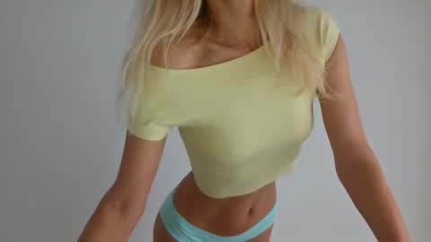 Snapshot of angelsquirting chatting on 12/14/25, 10:42 Alesia online show from 12/14/25, 10:42