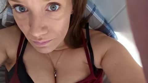 Snapshot of angelvanderpool71 chatting on 01/06/25, 02:14 angelvanderpool71 online show from 01/06/25, 02:14