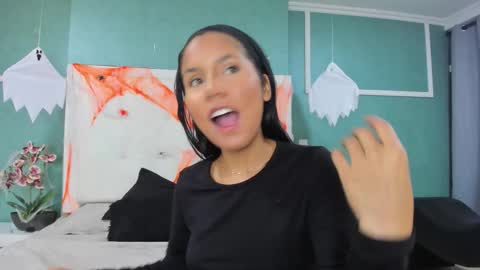 Snapshot of ania_gomez chatting on 10/27/25, 01:48 Ania online show from 10/27/25, 01:48