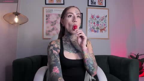 Snapshot of anie_ink chatting on 11/29/25, 09:07 Anie or Nina online show from 11/29/25, 09:07