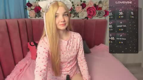 Snapshot of animealica chatting on 10/18/25, 02:36 Alica online show from 10/18/25, 02:36