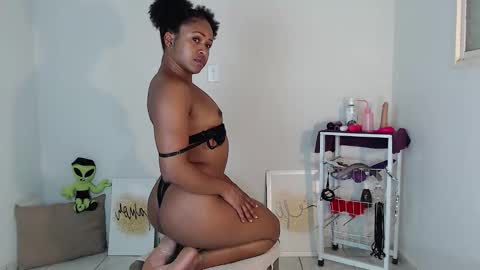 Hello My name is NaiaraPv is OPEN online show from 11/13/25, 01:04