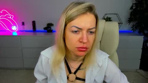 anna_snow9 online show from 11/05/25, 06:35