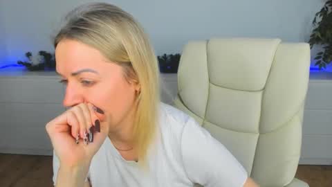 anna_snow9 online show from 12/15/25, 07:07