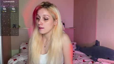 Snapshot of annabel_myr chatting on 09/21/25, 11:23 Annabel online show from 09/21/25, 11:23