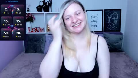 AnnaCherri online show from 10/13/25, 02:55