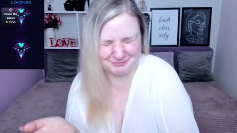 AnnaCherri online show from 10/21/25, 03:29