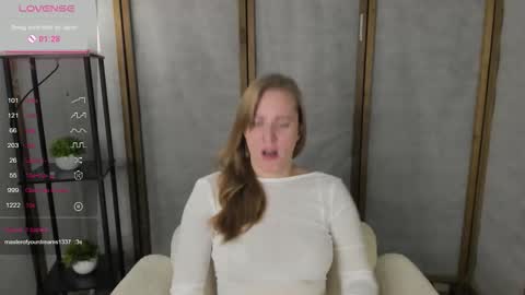 Snapshot of annagrees1 chatting on 11/21/25, 01:43 annagrees1 online show from 11/21/25, 01:43