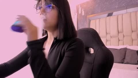 Snapshot of annaralein chatting on 11/26/25, 12:00 Annara Lein online show from 11/26/25, 12:00