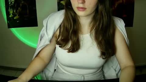 Snapshot of annbelll chatting on 09/19/25, 09:22 Bella online show from 09/19/25, 09:22