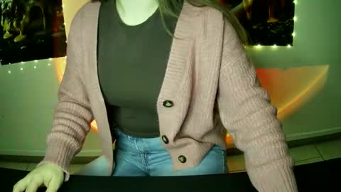 Snapshot of annbelll chatting on 09/23/25, 10:07 Bella online show from 09/23/25, 10:07