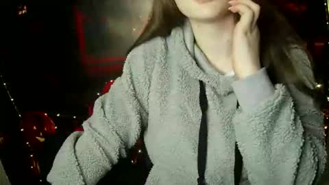 Snapshot of annbelll chatting on 10/15/25, 12:05 Bella online show from 10/15/25, 12:05