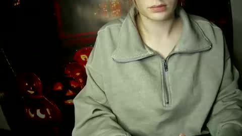 Snapshot of annbelll chatting on 10/19/25, 10:05 Bella online show from 10/19/25, 10:05