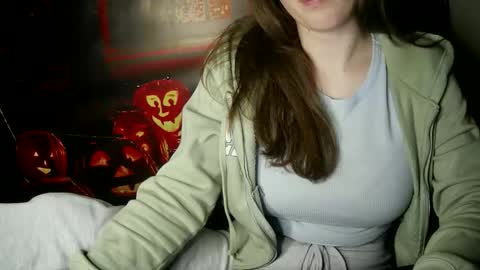 Snapshot of annbelll chatting on 10/22/25, 05:34 Bella online show from 10/22/25, 05:34