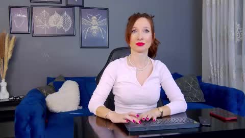 Snapshot of annehove chatting on 12/03/25, 02:19 Anne online show from 12/03/25, 02:19