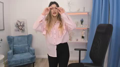 Snapshot of annetli chatting on 10/15/25, 03:39 annetli online show from 10/15/25, 03:39