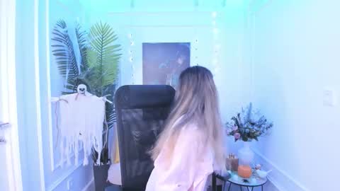 Snapshot of annetli chatting on 10/16/25, 03:29 annetli online show from 10/16/25, 03:29