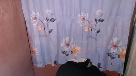 Snapshot of anney_slut chatting on 09/18/25, 12:18 anney online show from 09/18/25, 12:18