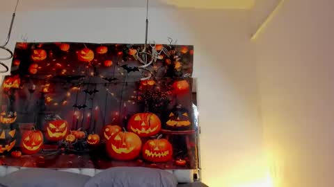 Snapshot of anni_rouss chatting on 10/21/25, 01:06 Camila  Anni online show from 10/21/25, 01:06
