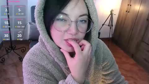 LAURA - A n n i e  S w a n online show from 02/05/25, 02:37