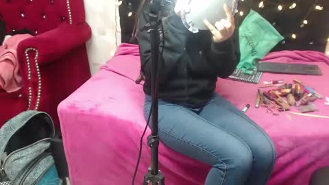 Annie online show from 09/16/25, 02:18