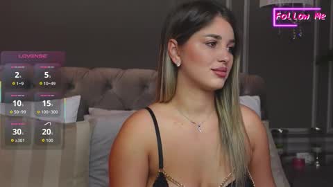 Snapshot of anniestyles chatting on 10/21/25, 03:29 AnnieStyles online show from 10/21/25, 03:29