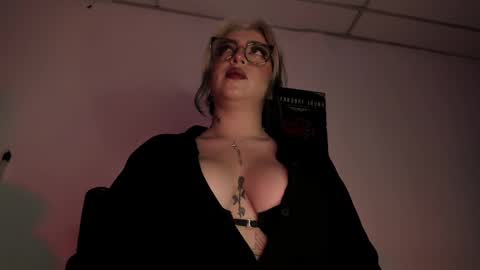 Snapshot of annikamerliahh_ chatting on 10/31/25, 04:57 Annika online show from 10/31/25, 04:57