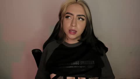 Snapshot of annikamerliahh_ chatting on 10/31/25, 10:00 Annika online show from 10/31/25, 10:00