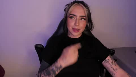 Snapshot of annikamerliahh_ chatting on 11/08/25, 10:19 Annika online show from 11/08/25, 10:19