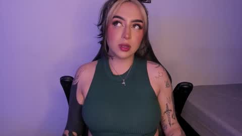 Snapshot of annikamerliahh_ chatting on 11/12/25, 03:18 Annika online show from 11/12/25, 03:18