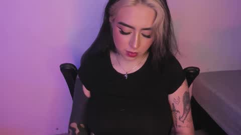 Snapshot of annikamerliahh_ chatting on 11/13/25, 04:11 Annika online show from 11/13/25, 04:11